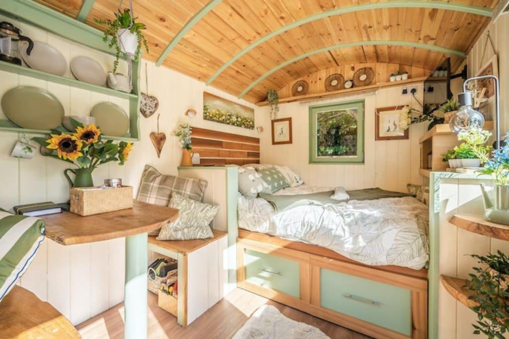 Spinney Retreats - 2 X Unique Shepherds Huts Dog Friendly Northampton Exterior photo